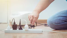 قبل السفر.. 6 أشياء يجب فصلها عن الكهرباء في المنزل