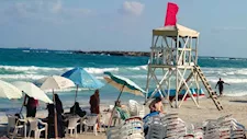بعد ارتفاع الأمواج.. منع نزول البحر بشواطئ العجمي وغرب الإسكندرية (صور)