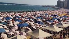 لا موضع لقدم.. شواطئ الإسكندرية تسجل إشغالًا كاملاً خلال يومين (صور)
