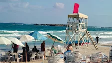 البحر المتوسط يرفع الكارت الأحمر.. تحذيرات لرواد شواطئ غرب الإسكندرية- صور