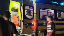 انقلاب سيارة نقل محملة بالشامبو بعد تصادمها بملاكي على طريق بنها الحر - صور