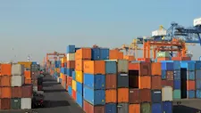 الإسكندرية لتداول الحاويات والبضائع تقر رسوم جديدة على بعض الخدمات وترفعها على أخرى