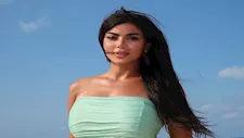 بإطلالتين صيفيتين.. كارولين عزمي تخطف الأنظار والجمهور يغازلها