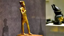 التمثال الذهبي للإله آمون.. قصة كنز فرعوني غادر مصر مقابل "جنيه"  