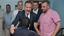 لم يستطع الذهاب إليه فزار بيته.. محافظ بورسعيد يُجبر خاطر مواطن "مبتور الساقين" -صور