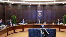 رئيس الوزراء يراجع إجراءات التعيين والترقيات بالجهاز الإداري  
