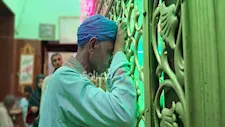 مجاذيب على عتبة سلطان الصعيد.. حكايات العشق في رحاب مسجد الفرغل بأسيوط