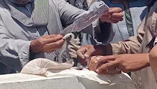 خلال جنازة بأسيوط.. فيديو يشعل الجدل بشأن العثور على أعمال سحر بالمقابر (صور)