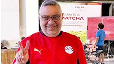 بملابس المنتخب.. عبدالرحيم كمال يدعم مصر أمام أستراليا في كأس العالم