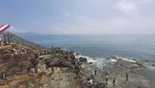 آلاف المهاجرين يدخلون مدينة سبتة الإسبانية من المغرب عبر حاجز الأمواج الحدودي.. (فيديو وصور)