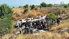 حادث مروّع في الجزائر.. 25 وفاة و44 مصابًا إثر انقلاب حافلة (صور)