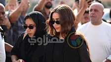 بالصور| تأثر وبكاء هنا الزاهد في جنازة والد تامر حسني