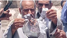 لفافة غريبة داخل قبر بأسيوط.. ماذا وجد الأهالي فيها؟ -فيديو وصور