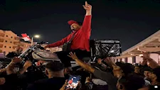 "شالوه هو والموتوسيكل".. عامل توصيل يخطف الأنظار في احتفالات تأهل منتخب مصر