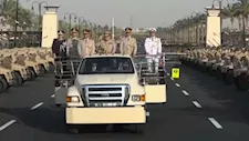 بالزي العسكري.. الرئيس السيسي يستقل سيارة مكشوفة لتفقد أحدث المعدات بمقر "الأوكتاجون"