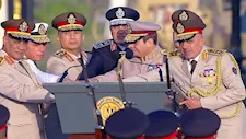 الرئيس السيسي لقادة القوات المسلحة أثناء الصورة التذكارية: "كله مع بعض"