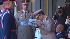 الرئيس السيسي يقبل المصحف الشريف خلال افتتاح مقر القيادة الإستراتيجية- (صورة)