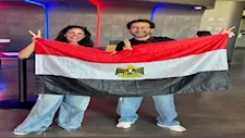 بعلم مصر.. أحمد حلمي ومنى زكي يحتفلان بتأهل المنتخب لـدور الـ 16 بكأس العالم