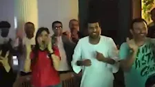 "حضن" من محمد سامي لـ مي عمر احتفالا بتأهل منتخب مصر لدور الـ16 في كأس