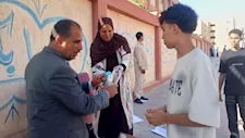 مياه مثلجة ورسائل دعم.. استقبال خاص لطلاب الثانوية العامة بالقليوبية