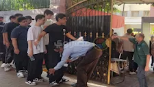 9 صور.. تفتيش مشدد لطلاب الثانوية العامة قبل دخول امتحان الإنجليزي