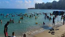 احترس في العجمي واستمتع في الشرق.. تعرف على حالة البحر بشواطئ الإسكندرية