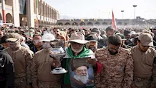 بالصور.. حشود غفيرة تجوب شوارع طهران لتشييع خامنئي  