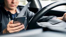 لماذا ترتفع حرارة الموبايل داخل السيارة صيفًا؟ عادات بسيطة قد تكون السبب