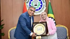 قهرت السرطان وحصدت الدكتوراه في عمر الـ 84.. محافظ الدقهلية يكرم الحاجة