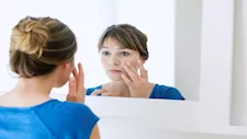   5 علامات لنقص فيتامين ب12 تظهر على وجهك وعينيك