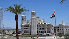 محافظ جنوب سيناء يتفقد أعمال إنشاء كنيسة كيرياليسون في نويبع (صور)
