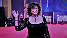 بالصور.. إلهام شاهين تهنئ ليلى علوي وصناع "ابن مين فيهم" بعد عرضه الخاص