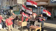 إقبال كبير على شراء الأعلام بميدان "السواقي" في الفيوم قبل مباراة مصر والأرجنتين