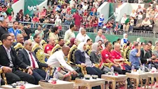 محافظ القليوبية يتابع مباراة مصر والأرجنتين بتيشيرت المنتخب من استاد بنها -صور