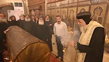 بالصور.. البابا تواضروس الثاني يُطيب جسد القديس الأنبا بيشوي بديره في وادي