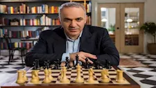بطل العالم في الشطرنج يهاجم حكم مباراة مصر والأرجنتين بسبب القرارات التحكيمية 