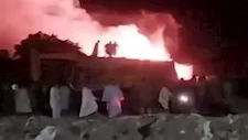 بـ"المياه والرمال".. إخماد حريق هائل في مخزنين بقرية دلجا بالمنيا- صور