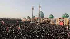 وسط احتشاد ملايين المشيعين.. مدينة النجف العراقية تستعد لوصول جثمان خامنئي
