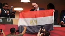 بعد تعرضه للهجوم.. إنفانتينو يرفع علم مصر قبل مباراة كولومبيا و سويسرا
