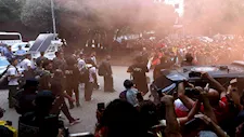 بالشماريخ والألعاب النارية.. كيف استقبل الجماهير لاعبي منتخب مصر أمام فندق