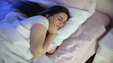 لماذا يزداد ألم الأسنان ليلًا؟ إليك الأسباب