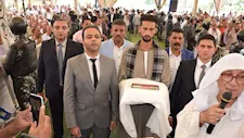بـ "تقديم الكفن" وعناق حار.. إنهاء خصومة ثأرية بين عائلتين في بني سويف -صور