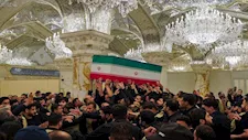 "رفعوا رايات الثأر".. حشود عراقية مليونية تودع علي خامنئي في النجف الأشرف- صور