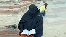  القرآن والدعاء سلاح أمهات الإسماعيلية أمام لجان امتحاني الفيزياء والتاريخ