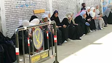 بالمصاحف والدموع.. أمهات أسوان يفترشن الأرصفة أمام لجان امتحانات الفيزياء -صور