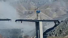 هجوم أمريكي يستهدف جسرًا للسكك الحديدية يربط إيران بالصين وروسيا