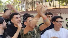 لا للعنصرية.. طلاب بالثانوية العامة يقلدون حركة العميد الشهيرة - صور