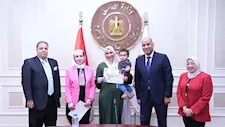 وزير العمل يسلم ماكينات خياطة للسيدات المعيلات لدعم مشروعاتهن