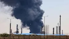 التلفزيون الإيراني يعلن استهداف محيط محطة بوشهر النووية بقذيفة أمريكية 