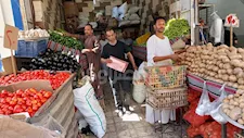 الطماطم بـ 20 والكوسة بـ 35 جنيهًا.. جولة في أسواق أسوان لرصد أسعار الخضار والفاكهة -صور  